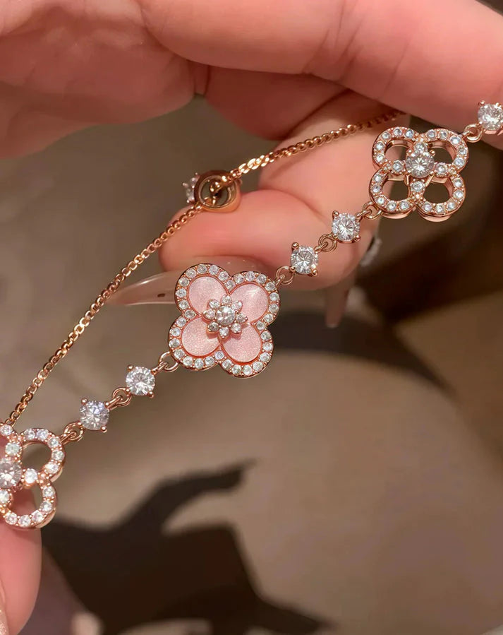 2026 New Light Luxury Four-leaf Clover Hollow Adjustable Bracelet Advanced Temperament Charm Bracelet Elegant Hand Jewelry for Women 💎