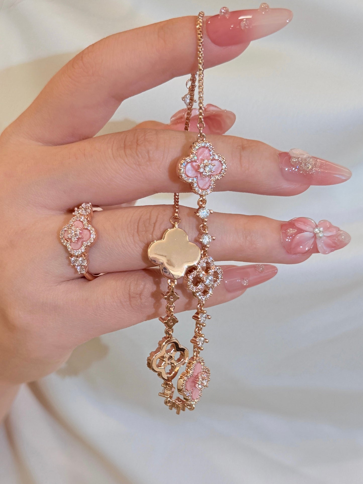 2026 New Light Luxury Four-leaf Clover Hollow Adjustable Bracelet Advanced Temperament Charm Bracelet Elegant Hand Jewelry for Women 💎